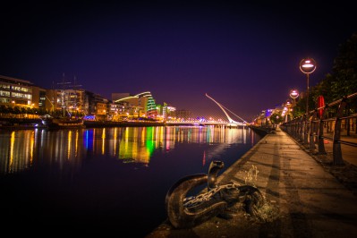 photographs of dublin city at night