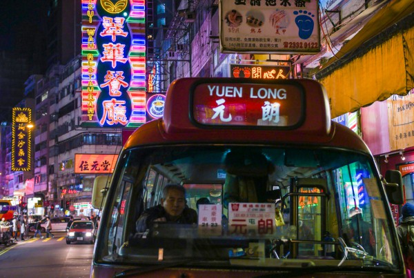 hong-kong-neon-lights-travel-blogger