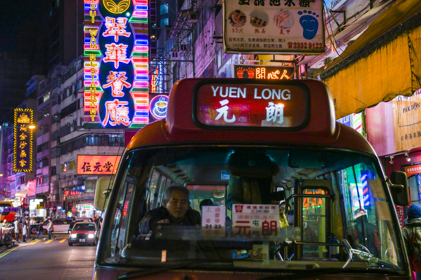 hong-kong-neon-lights-travel-blogger